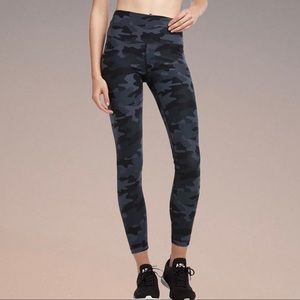 Dark camo pattern! Leggings LOLË High Waisted, Activewear LOLE, great condition